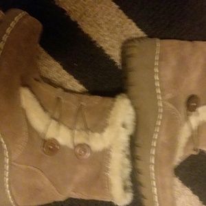 2 pr boots size 8